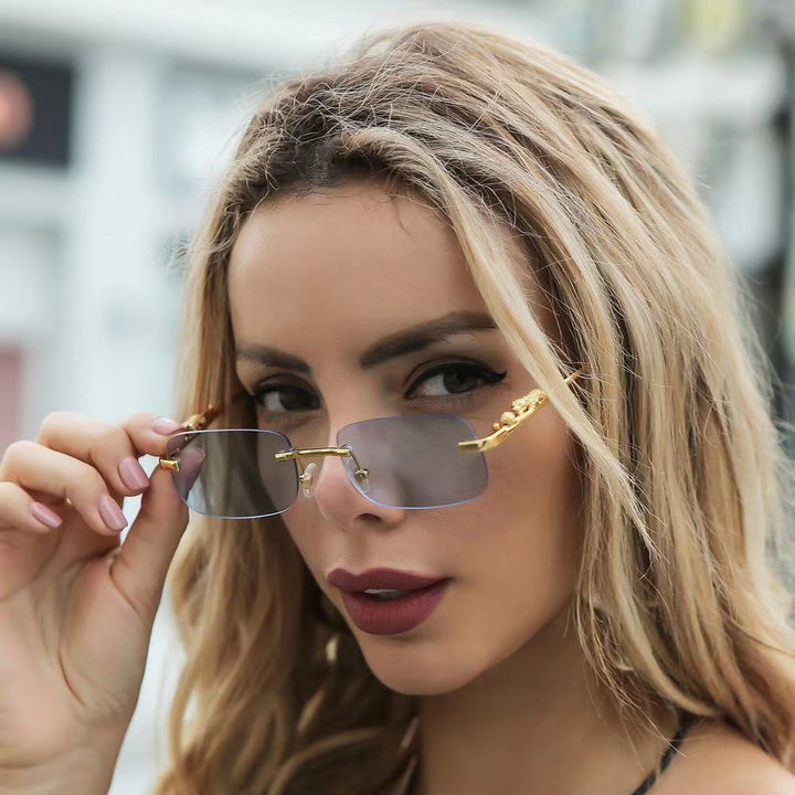 Dame moteriktig solbrille med kunstneriske utsmykninger Skanto