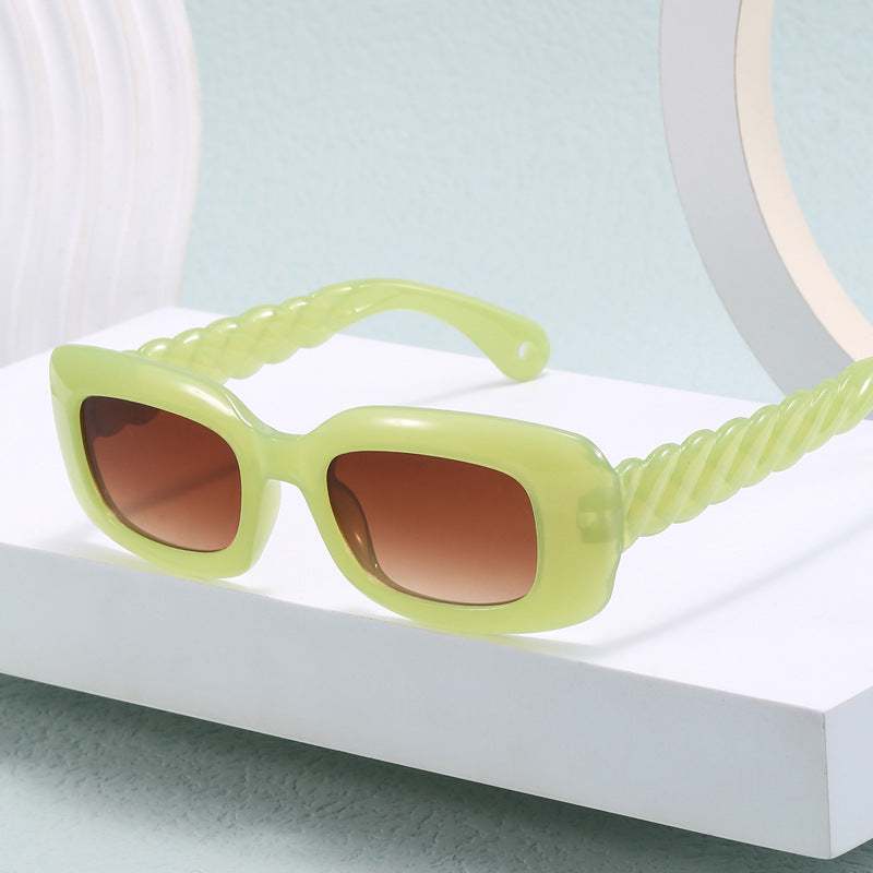 Dame moteriktig firkantet solbrille med unikt vridd stangdesign Skanto