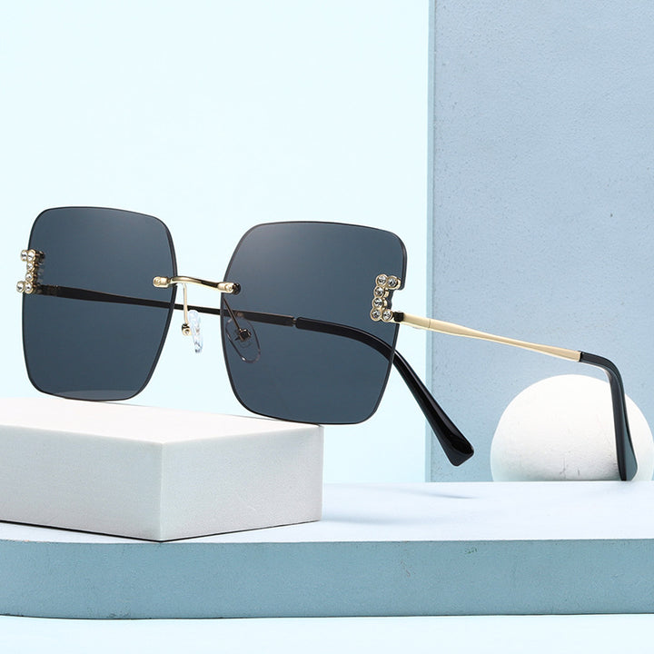 Kvinnenes fashionable firkantede solbriller med delikate design detaljer Skanto