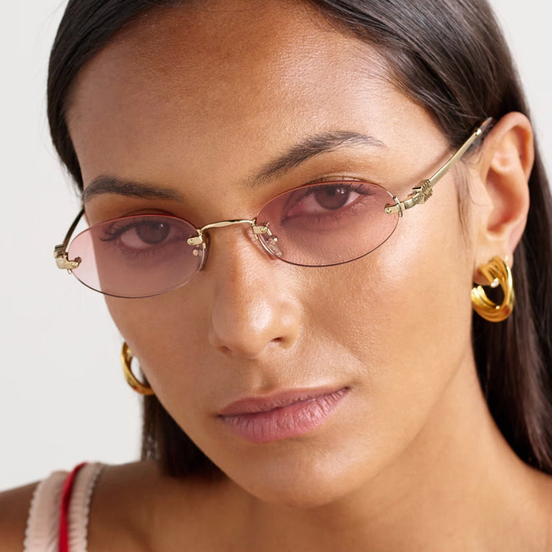 Dame moterimessig solbrille med oval ramme og elegante aksenter Skanto