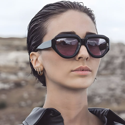Dame moteriktig solbrille med unik, kvadratisk ramme Skanto