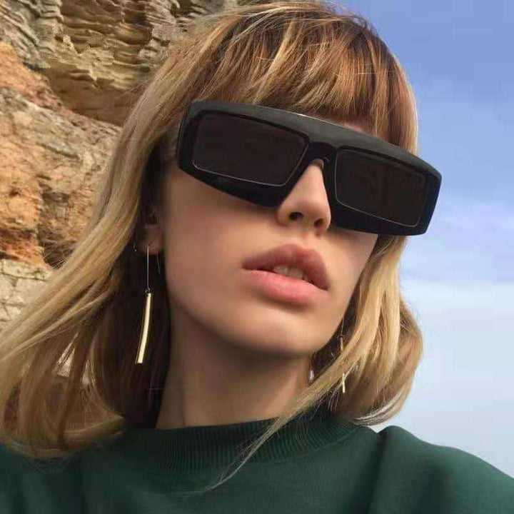 Dame futuristiske solbriller i chunky design Skanto