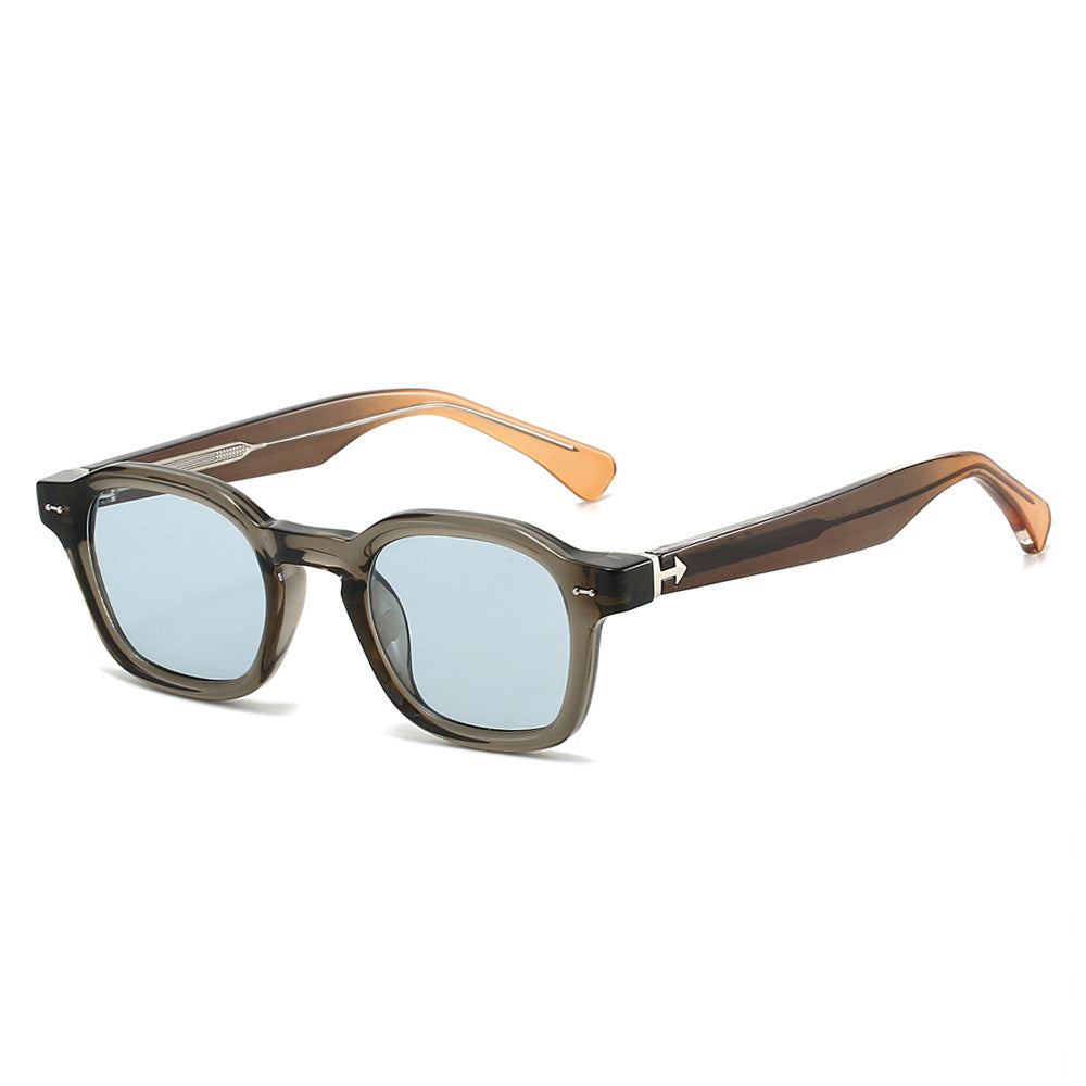 Dame moteriktig solbrille i unikt, kvadratisk design Skanto