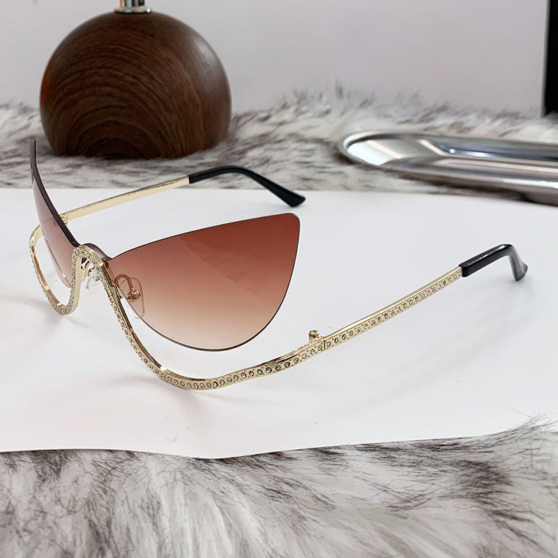 Damer ekstravagant formet Cat-Eye solbrille med glitrende applikasjoner Skanto
