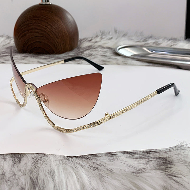 Damer ekstravagant formet Cat-Eye solbrille med glitrende applikasjoner Skanto