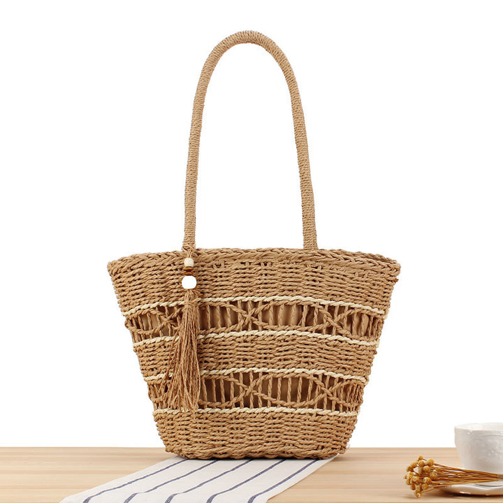 Hand-woven shopping basket in natural wicker with elegant fringe decoration Skanto