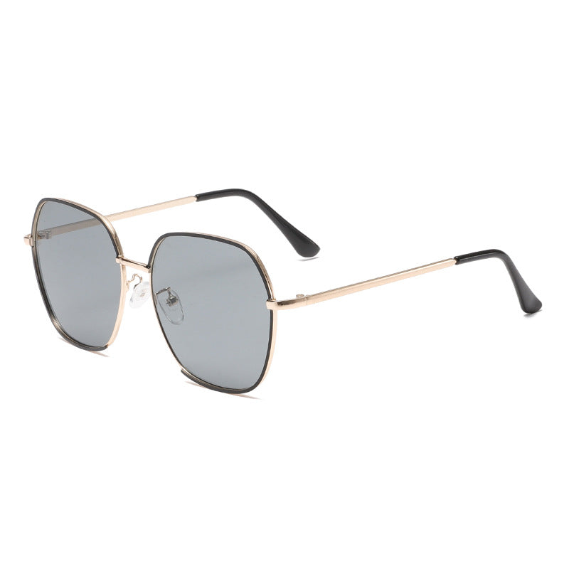 Kvinne elegant oversized solbriller med høy kvalitet metallramme og UV-beskyttelse Skanto