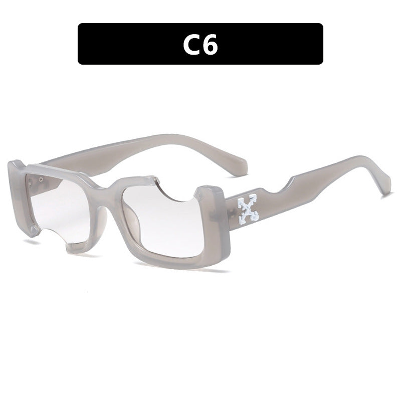 Dame moteriktig solbrille med markant design og robust plastramme Skanto