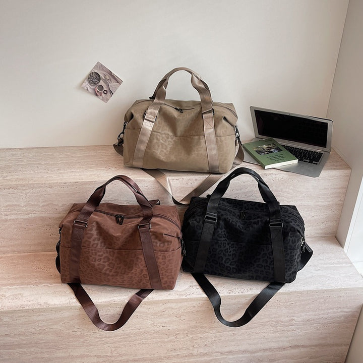 Sporty duffel bag with animal print and practical carrying options Skanto