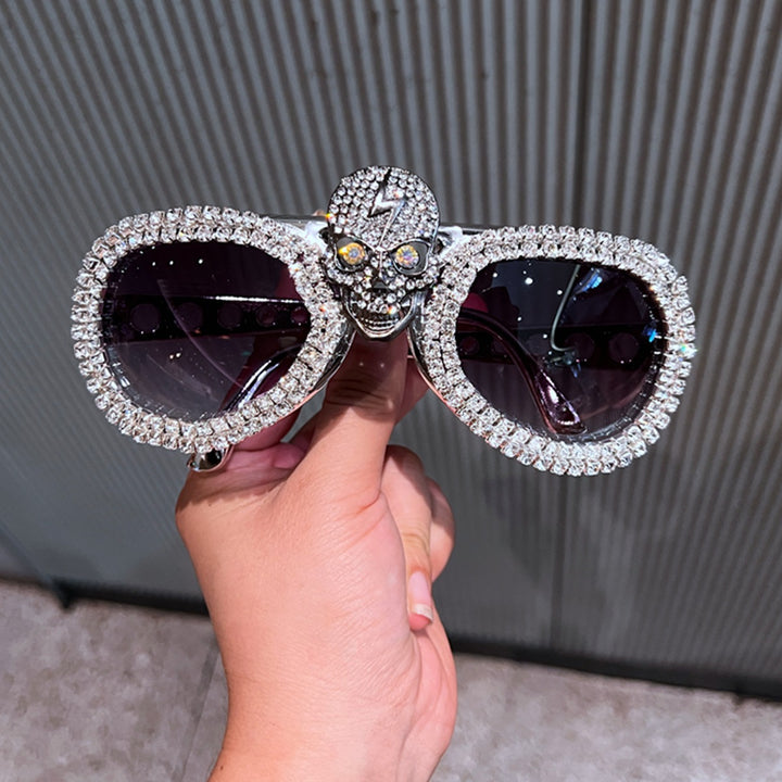 Dame statement-solbrille med iøynefallende hodeskalle-design og glitrende krystallbesatt Skanto