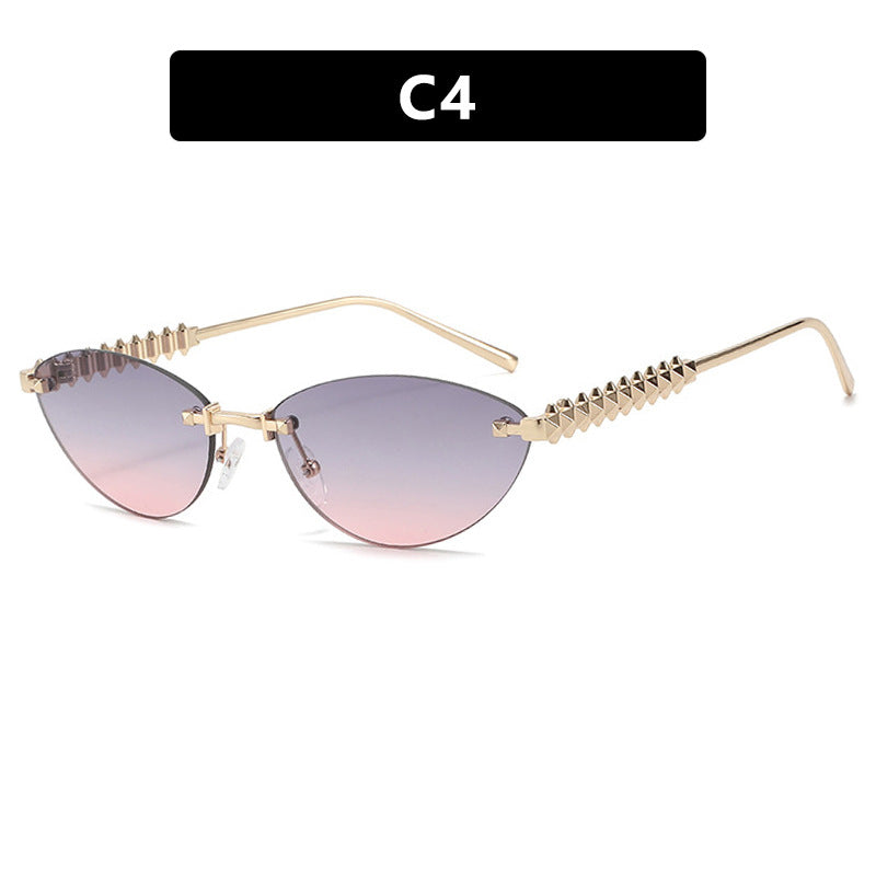 Dame solbrille i moderne, geometrisk design med stilfull metallramme og UV-beskyttelse Skanto