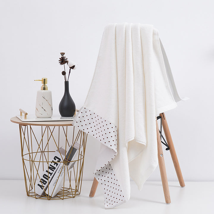 High-Quality Bath Towel with Elegant Border Skanto