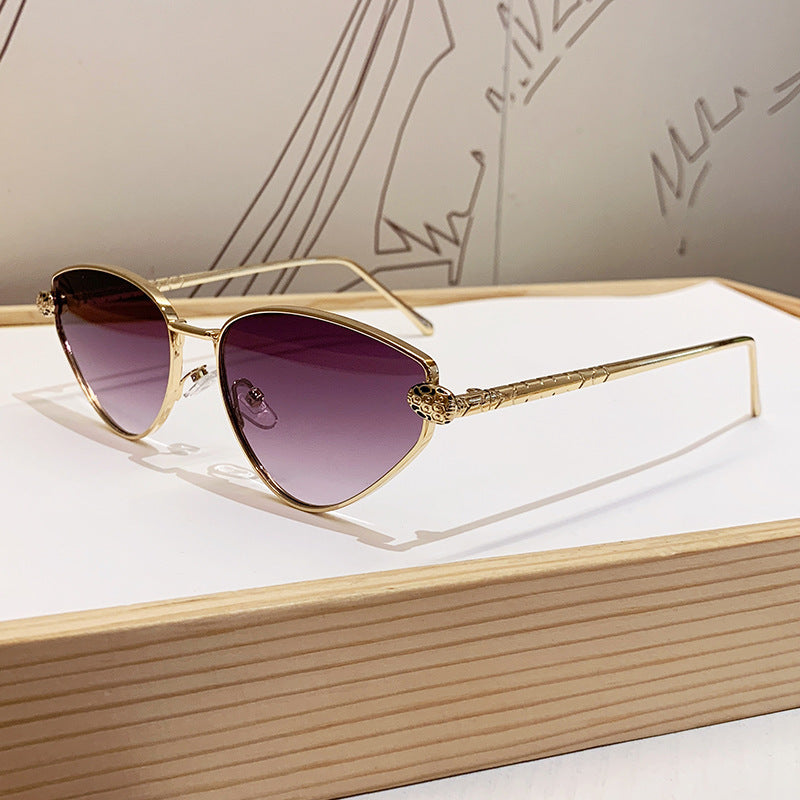 Dame designer solbrille med stilig cat-eye design og luksuriøs ramme Skanto