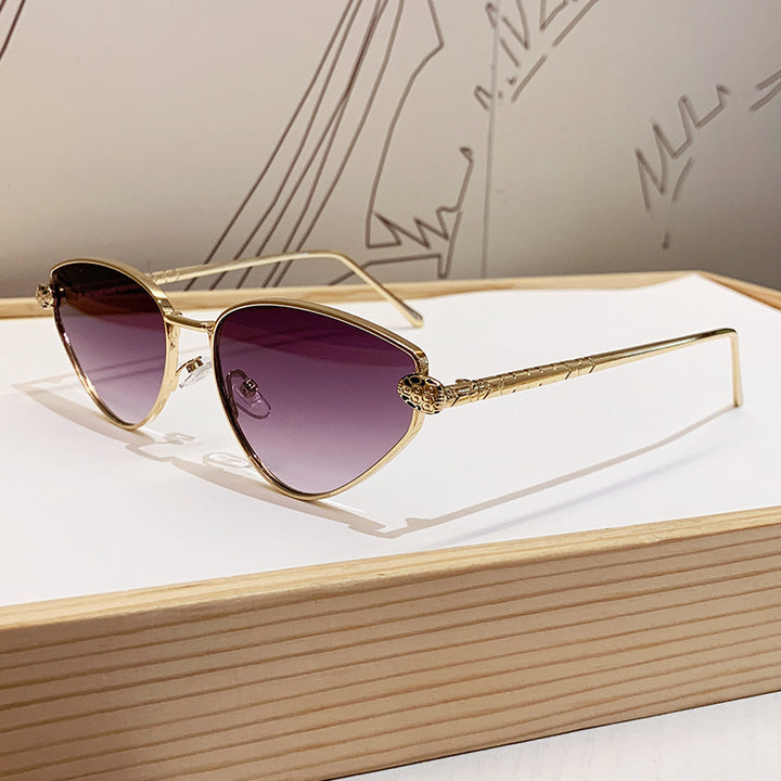Dame designer solbrille med stilig cat-eye design og luksuriøs ramme Skanto