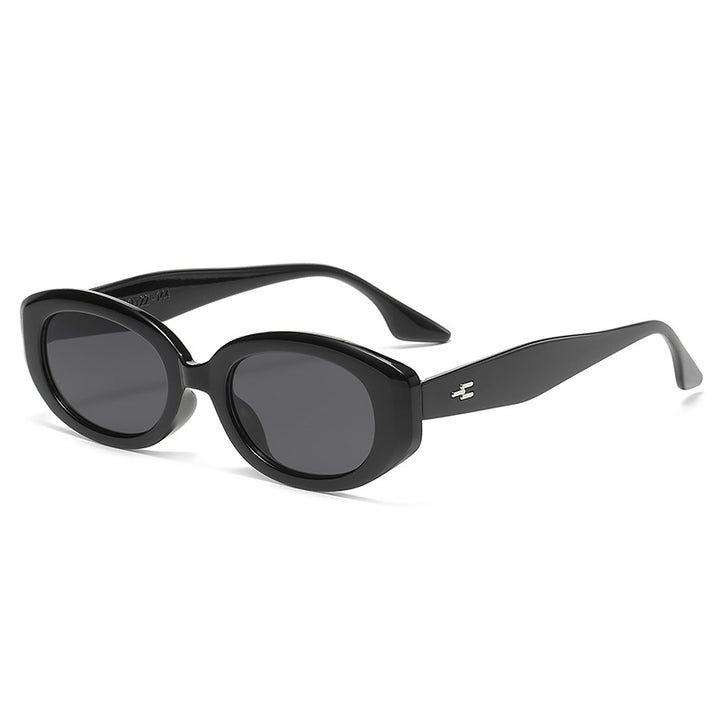 Dame moteriktig solbrille med moderne, oval ramme Skanto
