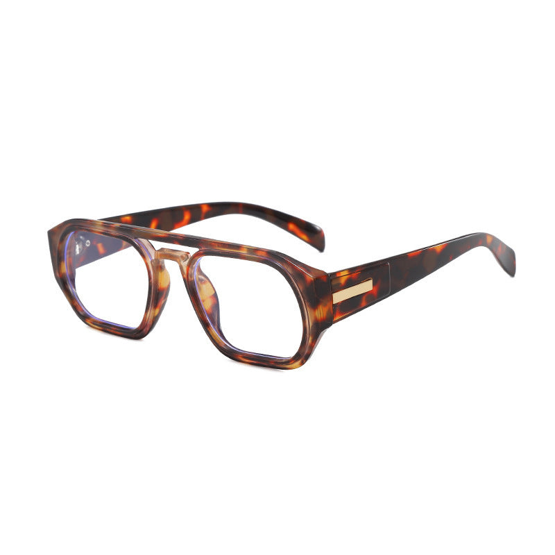 Dame moteriktig rektangulær brille med elegant metalled accent Skanto