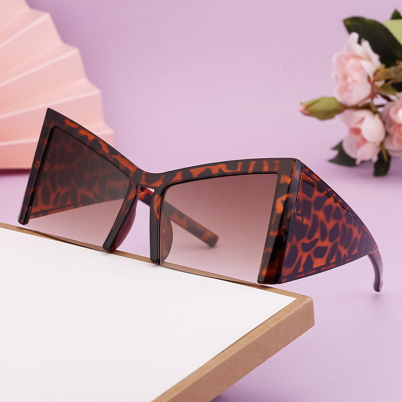 Dame futuristisk solbrille med markant vinkelramme Skanto
