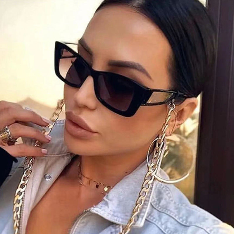 Dame moteriktig solbrille med innovativ ramme Skanto