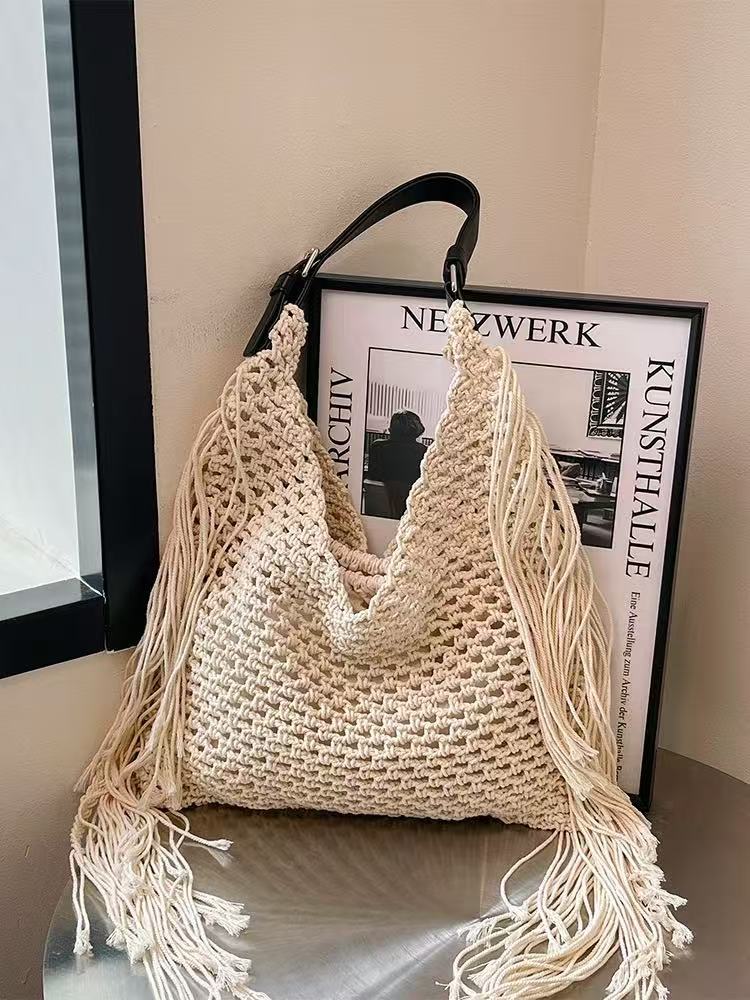 Håndlaget stilfull toteveske med frynser Skanto