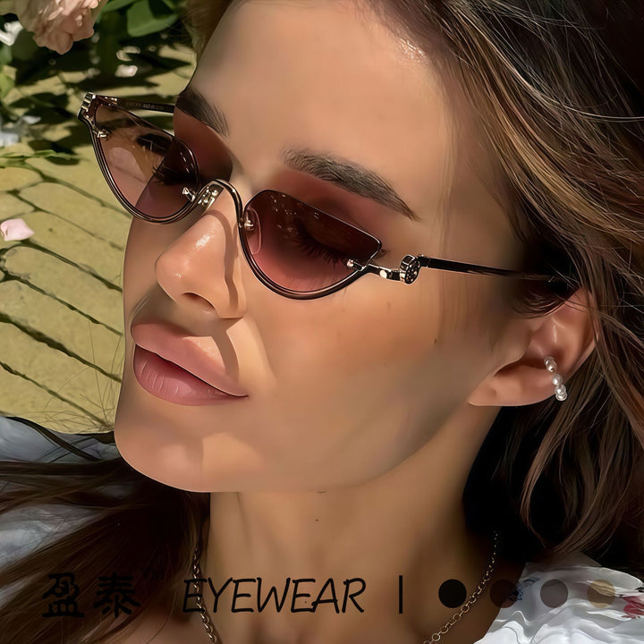Dame cat-eye solbrille med filigran gullramme Skanto