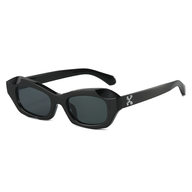 Dame moteriktig solbrille i innovativt design Skanto