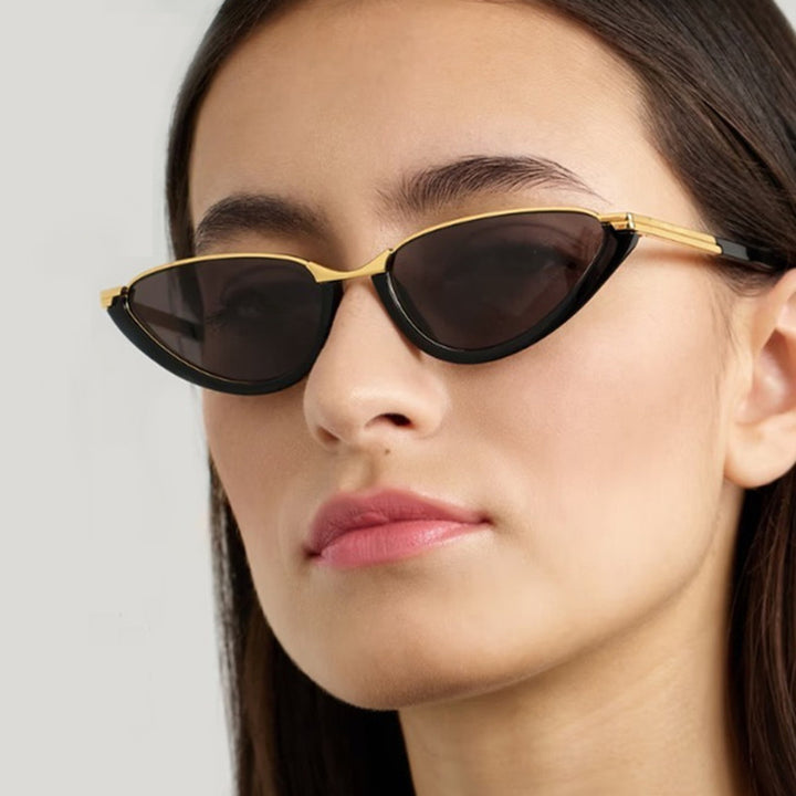 Dame futuristiske Cat-Eye solbriller med gyldne detaljer Skanto