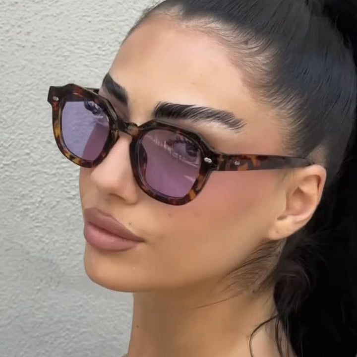 Dame solbrille i moderne design med polariserte linser Skanto