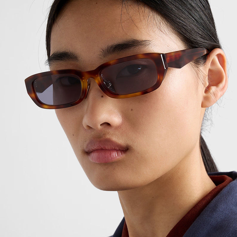 Dame moteriktig solbrille med stilfull, rektangulær ramme Skanto