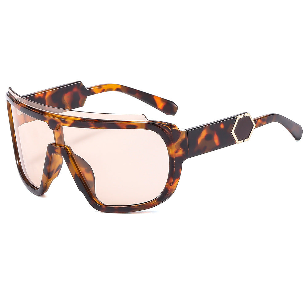 Dame sporty solbriller med futuristisk design og bred front Skanto