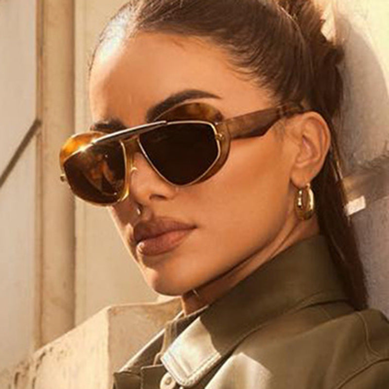 Dame futuristisk solbrille med elegant ramme Skanto