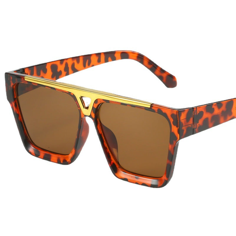 Dame moterik oversized solbrille med stilige gullaccent Skanto