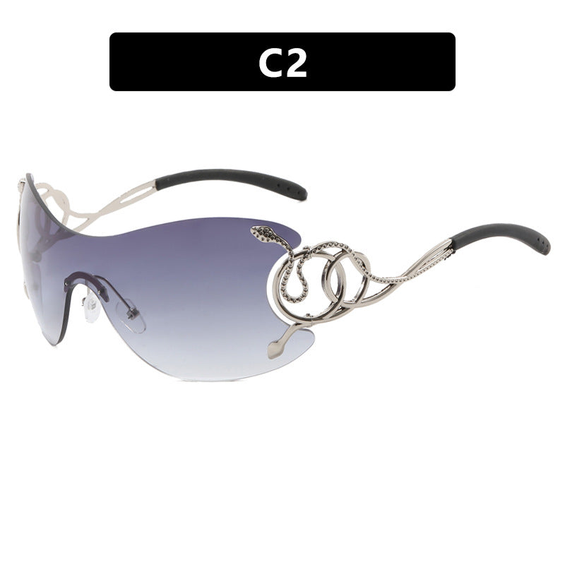 Dame futuristisk solbrille med lekent design Skanto