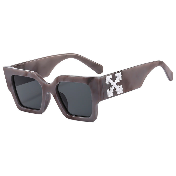 Dame designer solbrille med iøynefallende geometrisk ramme Skanto