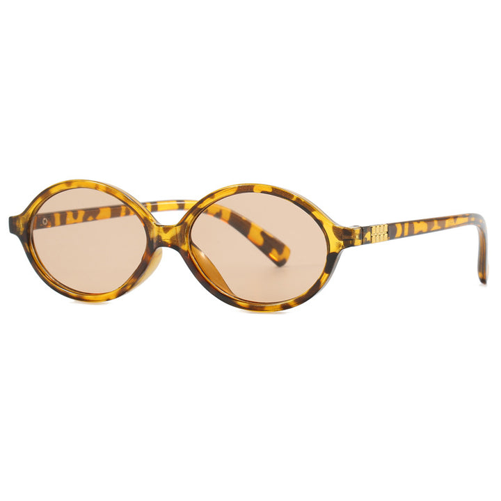 Dame moteriktig solbrille med oval ramme og gyldne detaljer Skanto