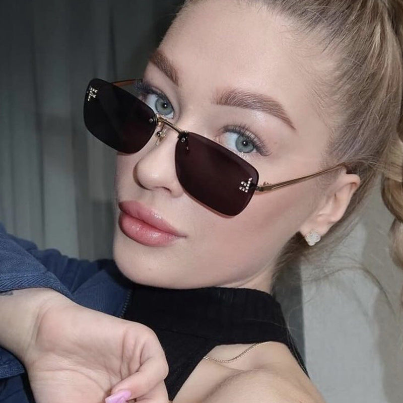 Dame kvadratisk solbrille med elegant gullramme og stilige linser Skanto