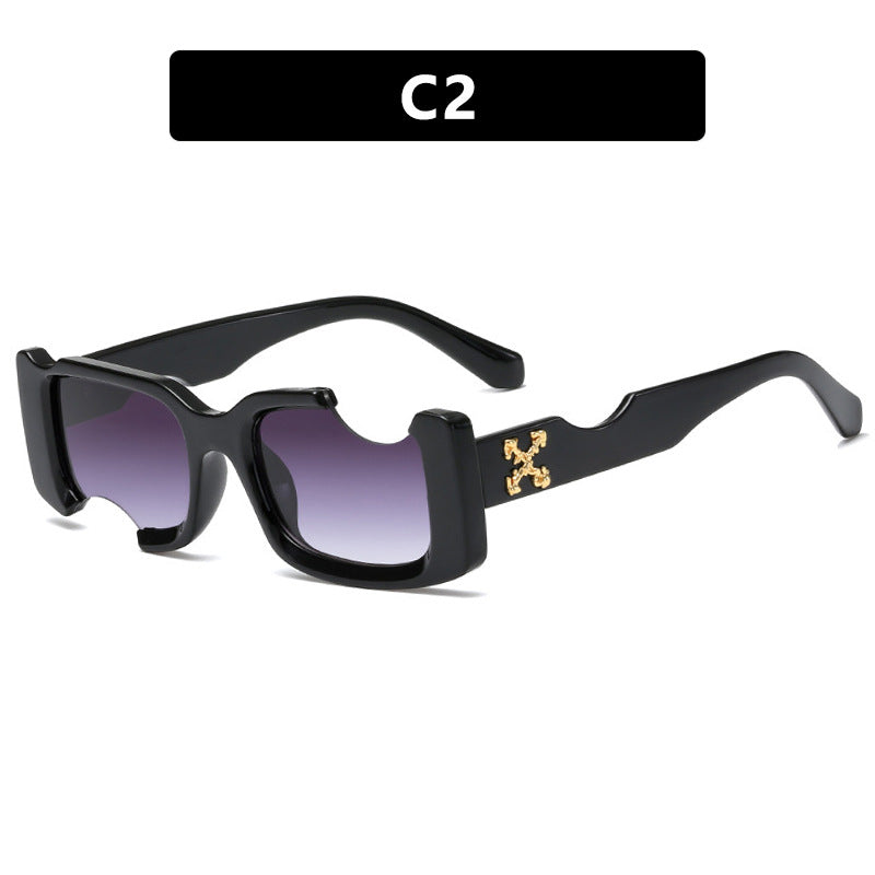 Dame moteriktig solbrille med markant design og robust plastramme Skanto