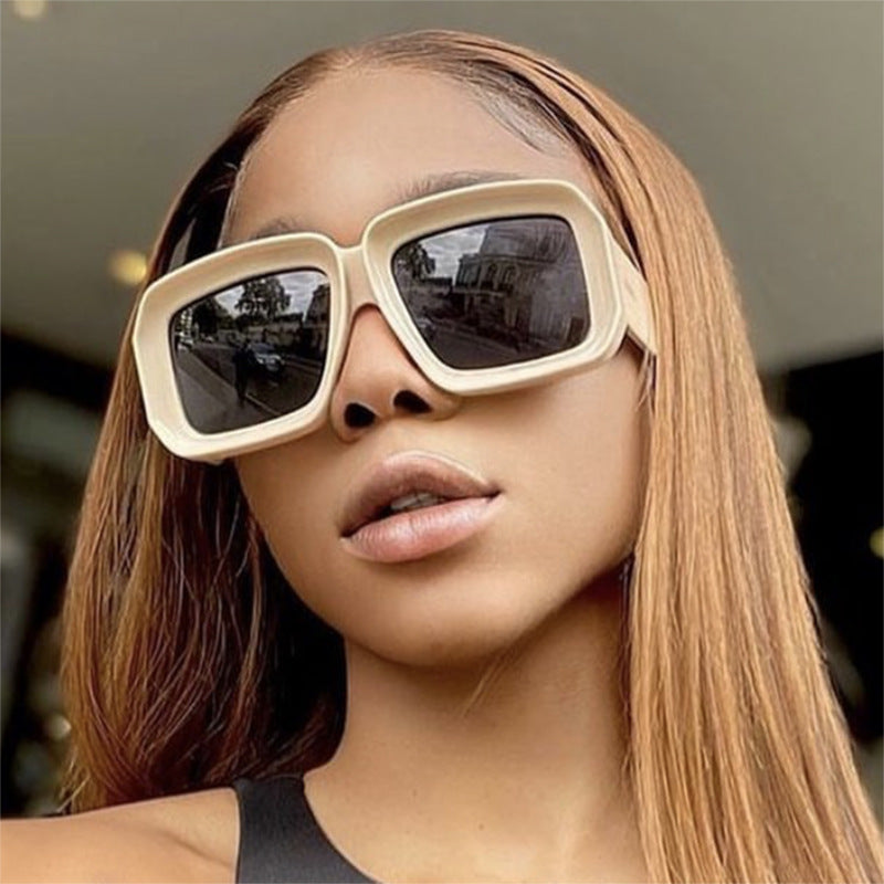Dame moterik solbrille med kvadratisk design og stilig mønster Skanto