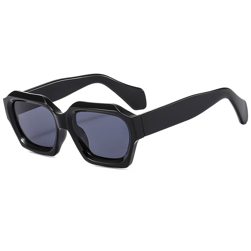 Dame designer solbrille med markant geometrisk ramme og polariserte glass Skanto