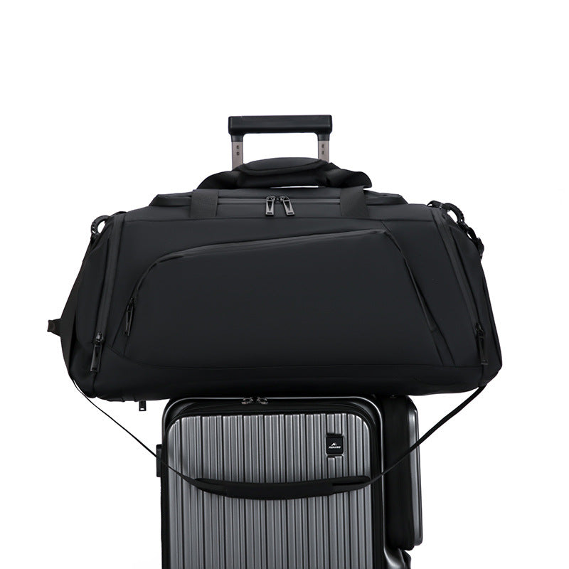 Sporty Duffel Bag Med Vanntett Materiale Og Ergonomiske Bærealternativer Skanto