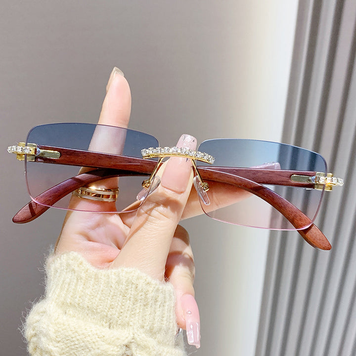 Dame elegant solbrille med unik ramme Skanto