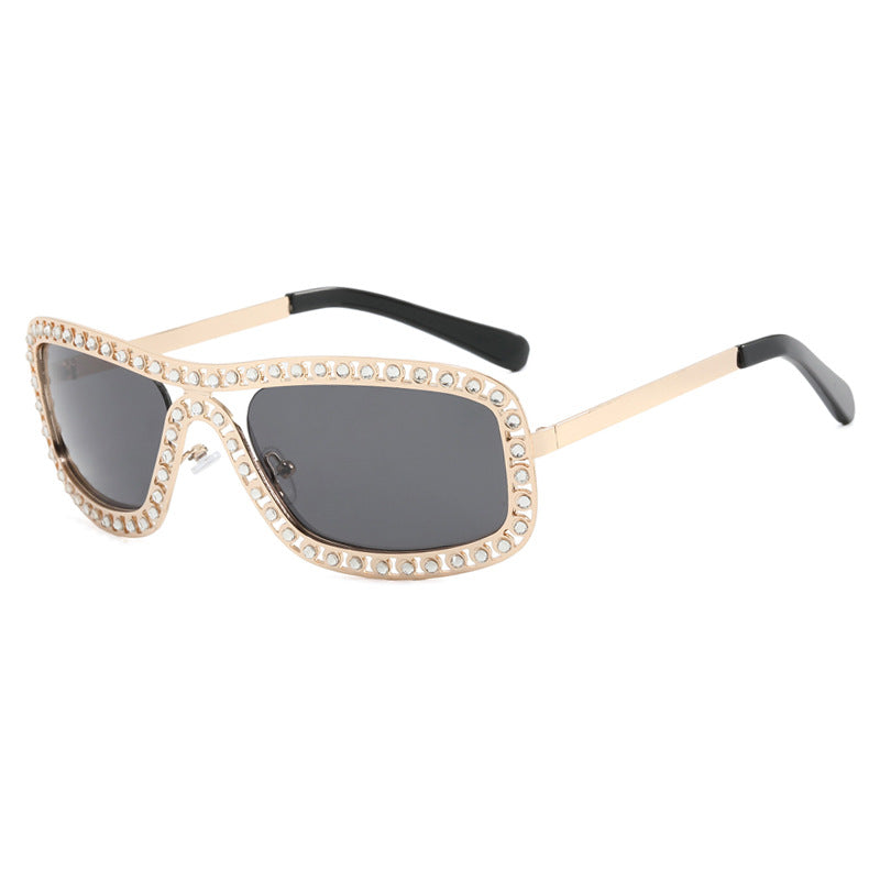 Dame moteriktig solbrille med glitrende ramme Skanto