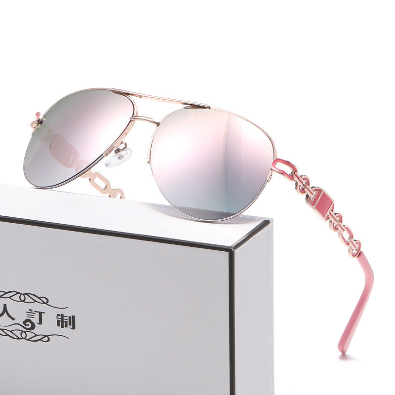 Dame aviator solbrille med moteriktig kjededetalj Skanto
