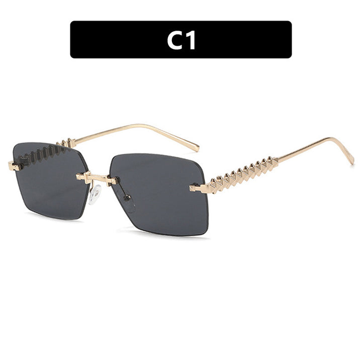 Dame moteriktig solbrille med unikt og dekorativt ramme Skanto