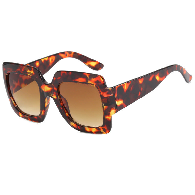 Dame oversized kvadratisk solbrille med markant skjoldpatt-design Skanto