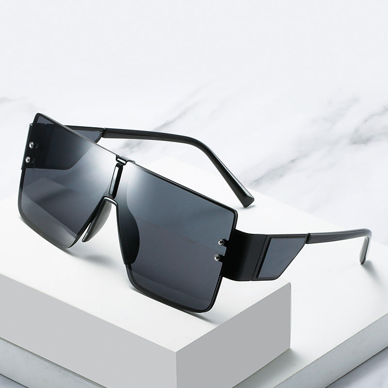 Dame trendy oversized solbriller med futuristisk design Skanto