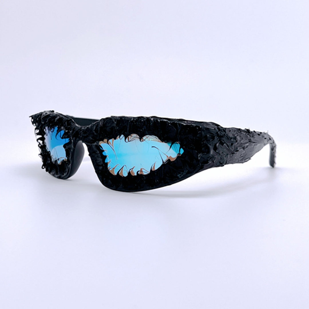 Dame futuristisk solbrille i avantgarde design Skanto