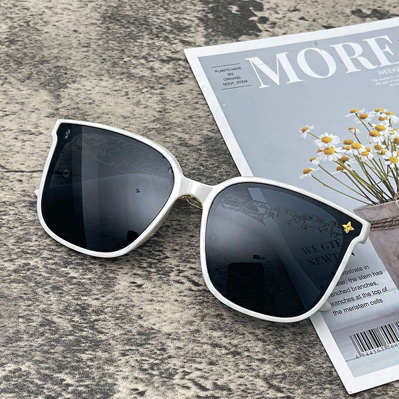Dame ekstrastor solbrille med modig kjedeinnramming Skanto