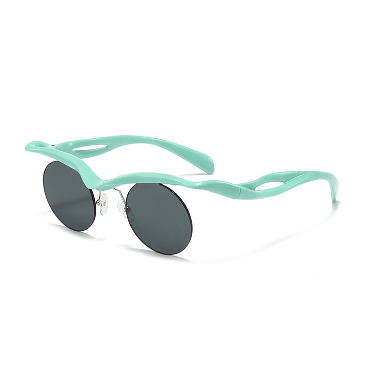 Dame moteriktig solbrille med innovativ ramme Skanto