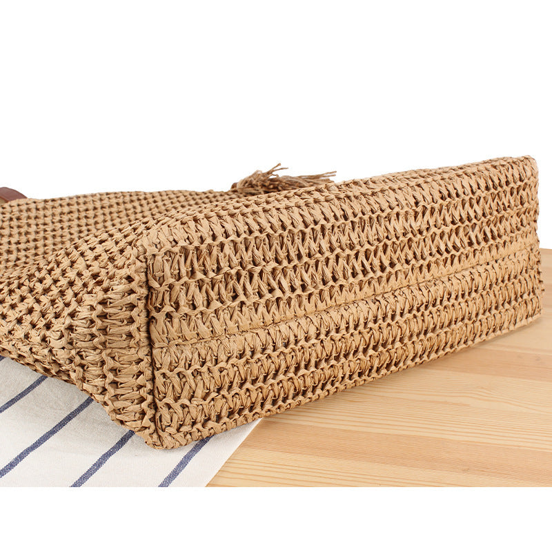 Woven natural material handbag with tassel decoration Skanto