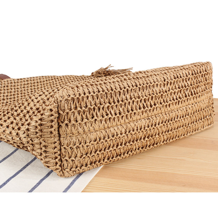 Woven natural material handbag with tassel decoration Skanto
